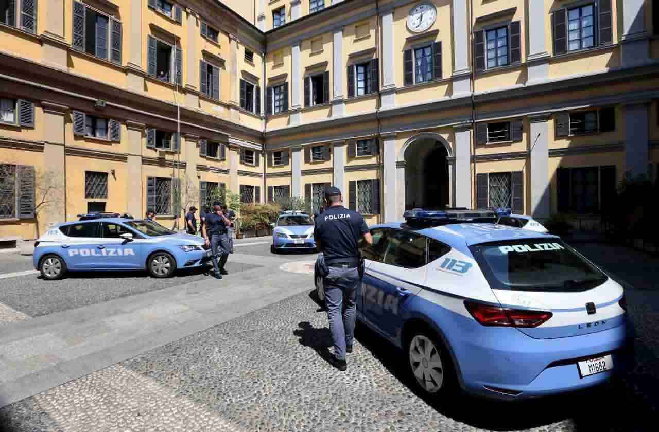 Tenta furto di due furgoni e aggredisce una donna a Bologna