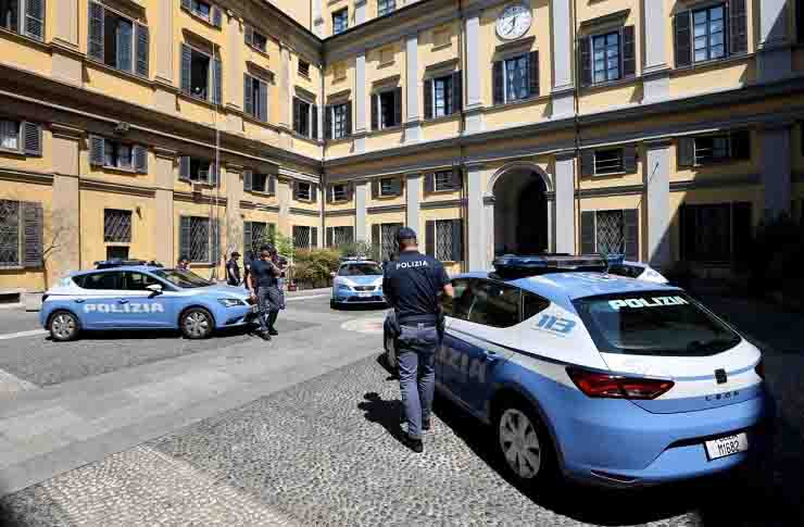 Tenta il furto di due furgoni e aggredisce una donna a Bologna