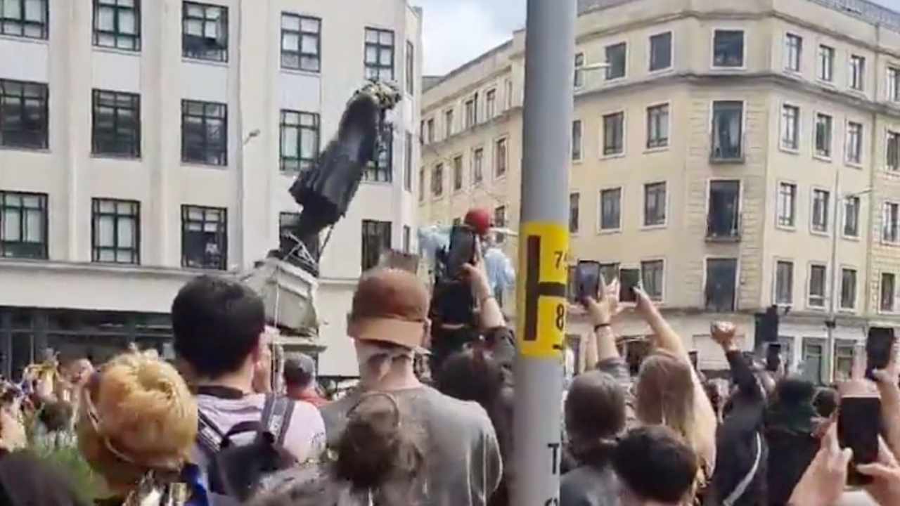 Proteste per morte Floyd, folla abbatte statua trafficante di schiavi Colston