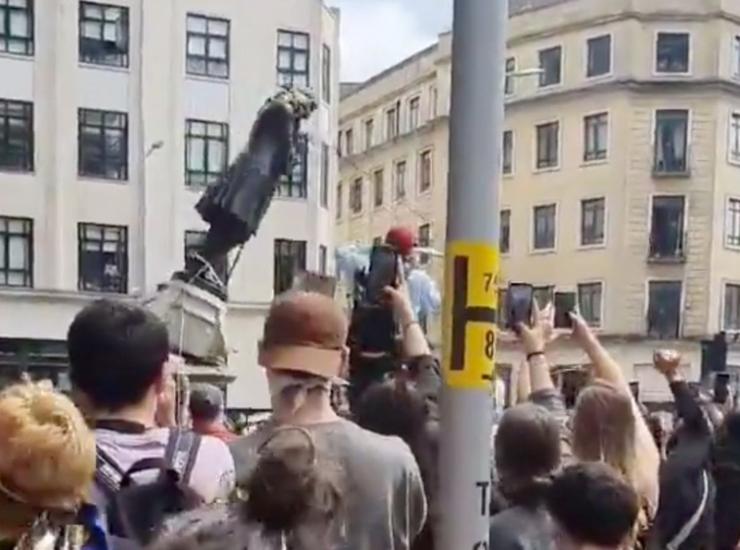 Proteste per morte Floyd, folla abbatte statua trafficante di schiavi Colston