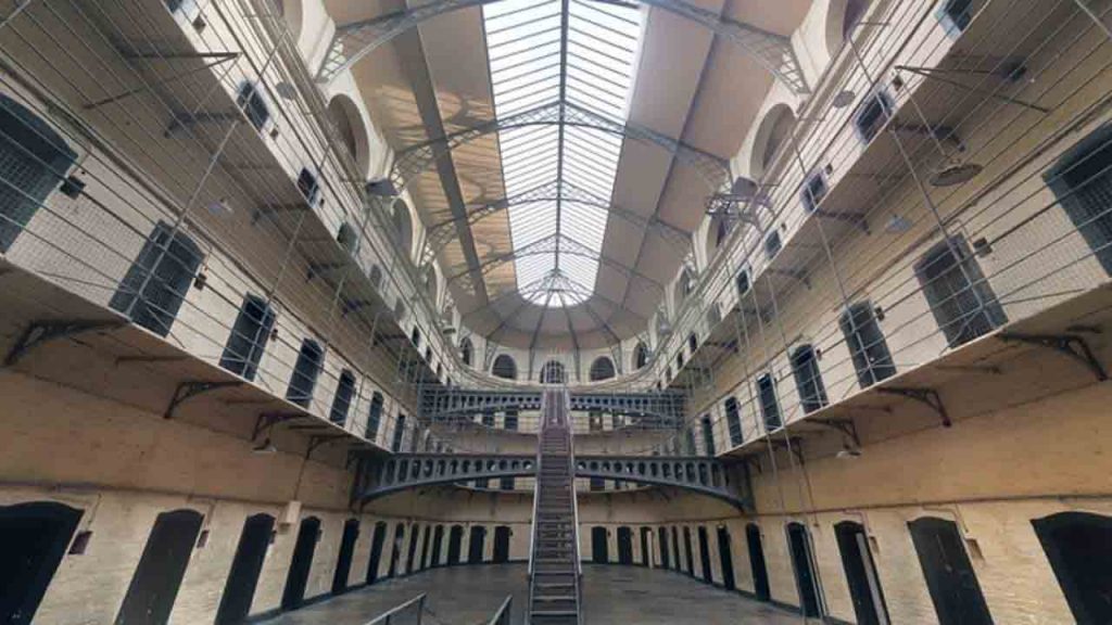 Corruzione e spaccio nel carcere di Viterbo: arrestato un agente