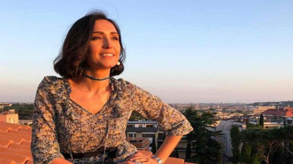 Caterina Balivo fa i capelli da sola: i suoi tre step per ricci perfetti [VIDEO]