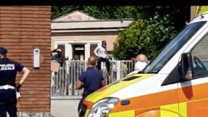 Centro migranti, operatore positivo al Covid. I profughi: non vogliamo fare i tamponi