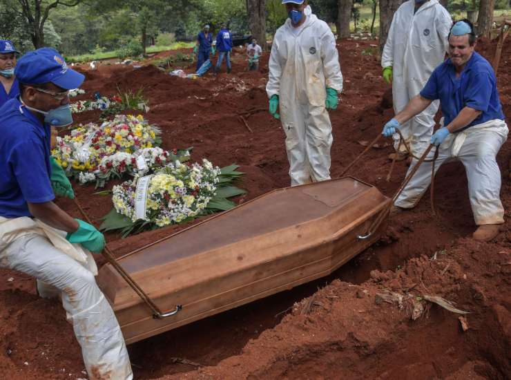 Coronavirus, troppi decessi a San Paolo: ordinati container per cimiteri