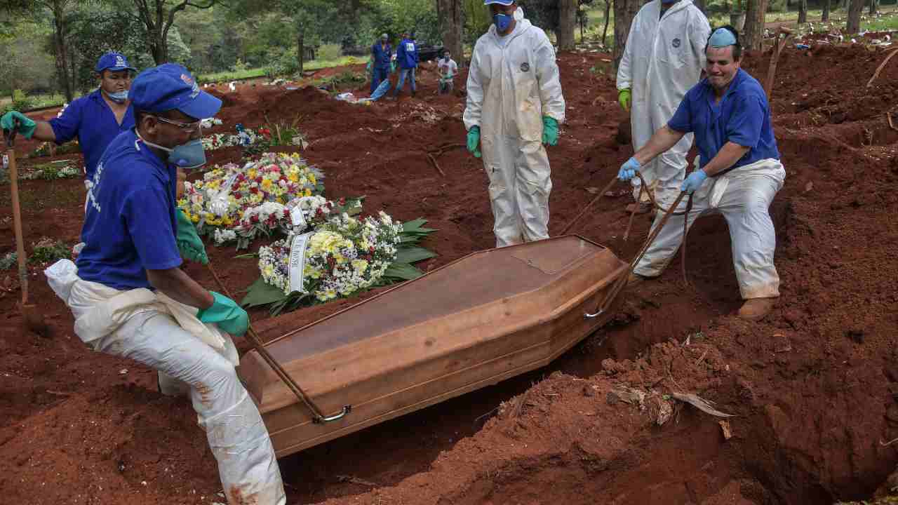 Coronavirus, troppi decessi a San Paolo: ordinati container per cimiteri