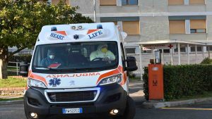 Muore 21enne schiacciato dalla sua auto che era rimasta impantanata