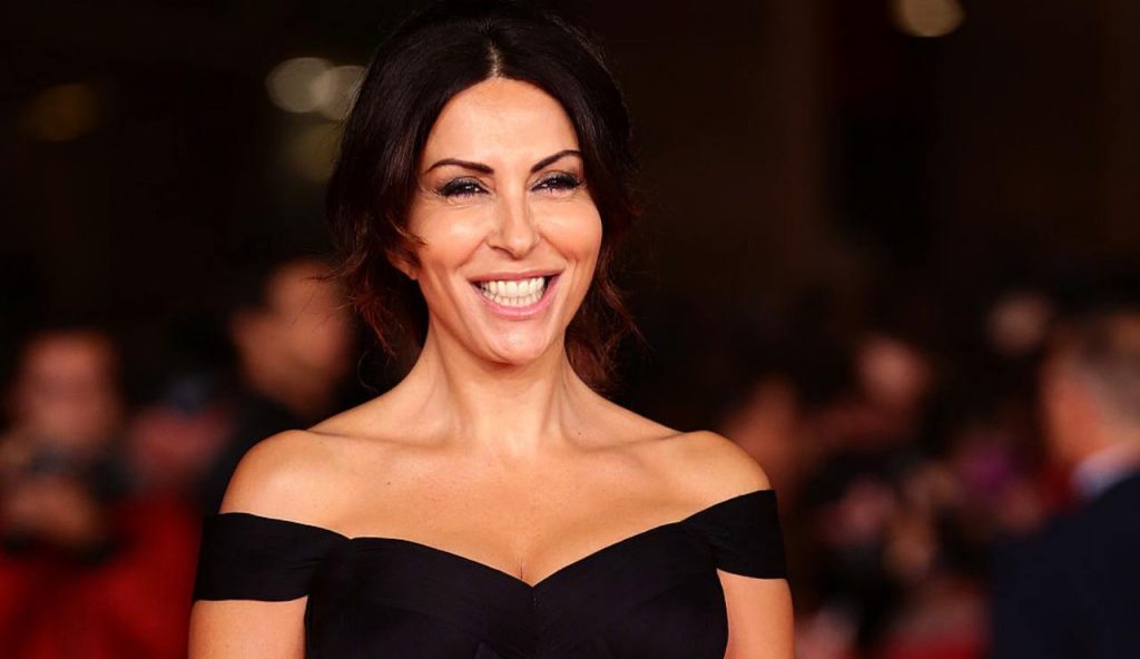 Sabrina Ferilli, il costume non contiene le curve: perfetta a 55 anni [FOTO]