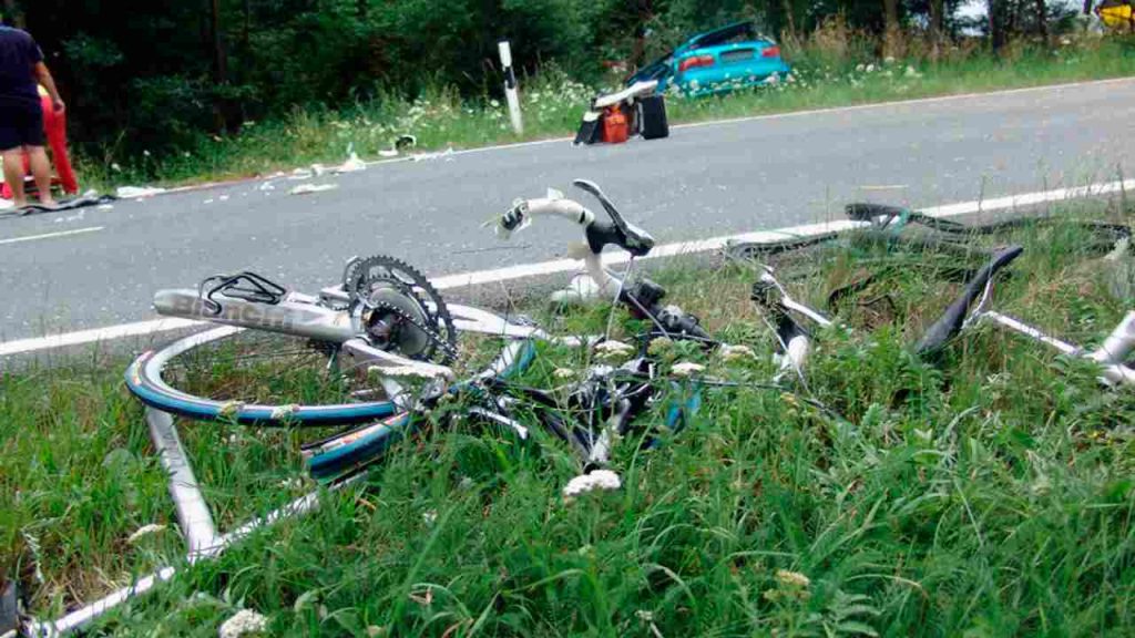 Cade dalla bici e resta infilzato nella recinzione: 14enne d’urgenza in ospedale