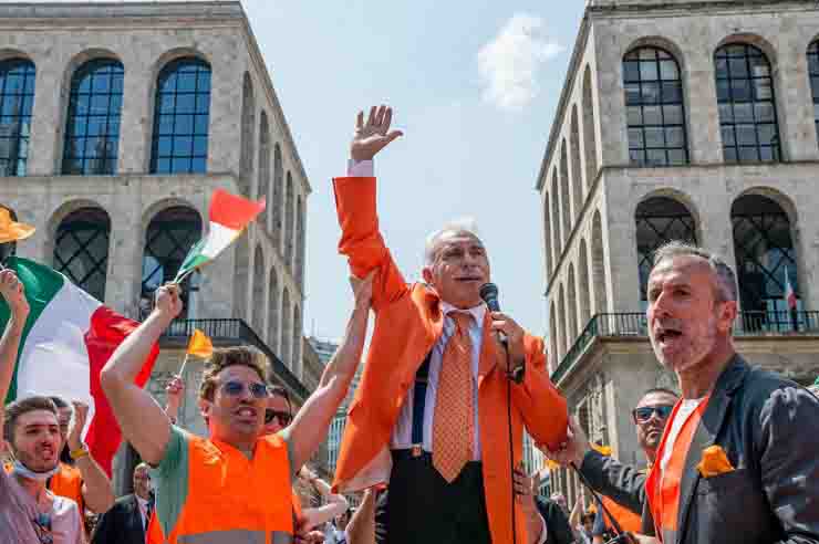 Gilet arancioni in piazza De Ferrari a Genova manifestazione di protesta