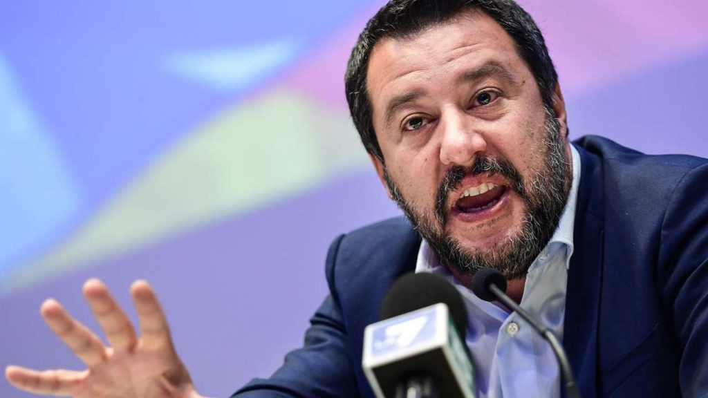 Sea Watch è in Italia con 211 clandestini. Salvini: Sicilia di nuovo campo profughi d’Europa