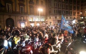 Oms contro i tifosi del Napoli assembramenti