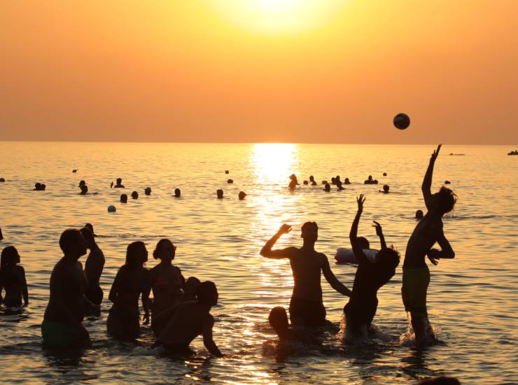 Turismo, nuove regole in spiaggia: no feste e cene, musica sì se da seduti