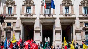 Ultimo giorno di scuola: sciopero generale in tutto il Paese