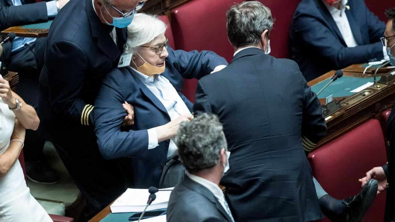 Vittorio Sgarbi espluso dalla Camera - è fascismo