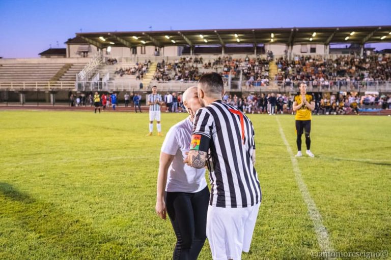 "Diamo un calcio al seno" partita organizzata per la raccolta fondi per la lotta contro il tumore al seno