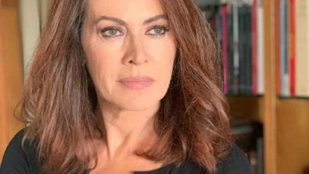 Elena Sofia Ricci tutta curve in costume: eccola a 58 anni [FOTO]