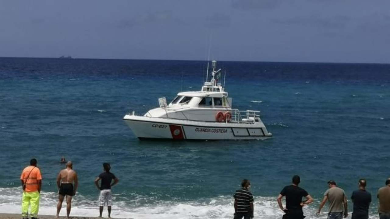 Trovato cadavere in mare in stato di decomposizione: carabinieri indagano
