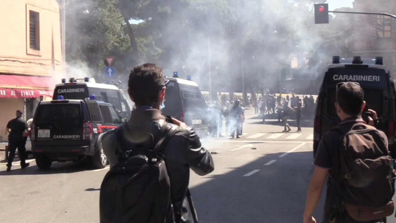Manifestazione di ultras ed estrema destra: scontri, aggredito un giornalista