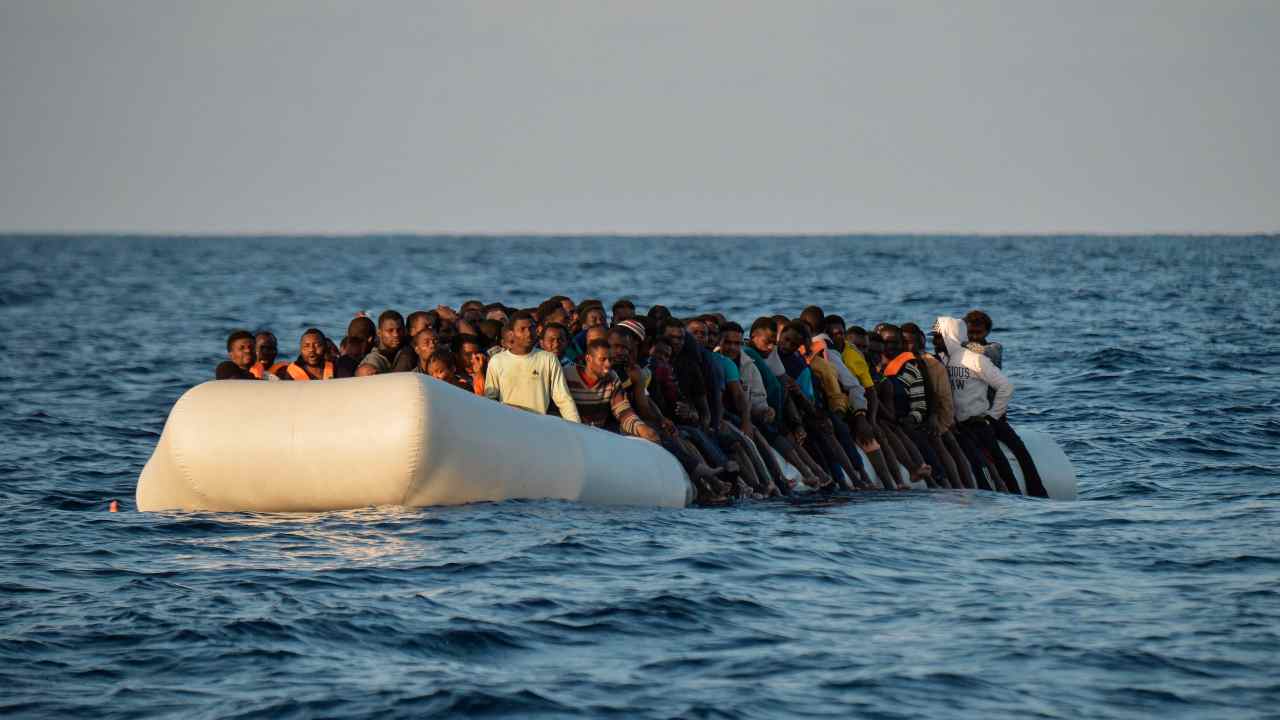 Sea Watch salva 100 migranti in Libia. Avvistata altra barca con 70 a bordo