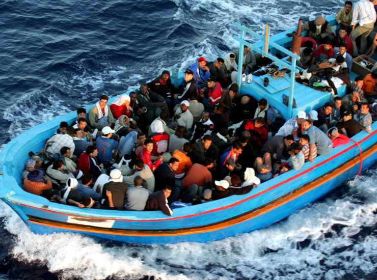 93 migranti in mare, barcone intercettato dai libici e riportato indietro