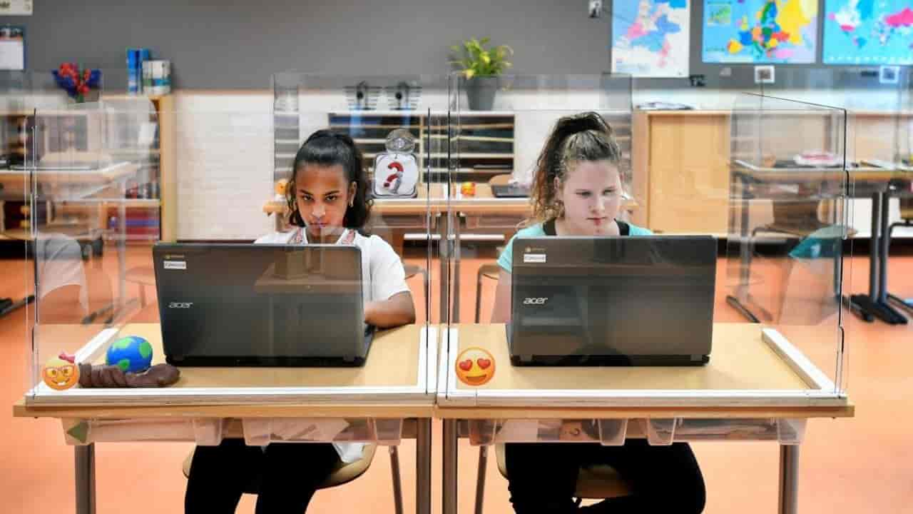 Ronzulli contro pannelli di plexiglass a scuola