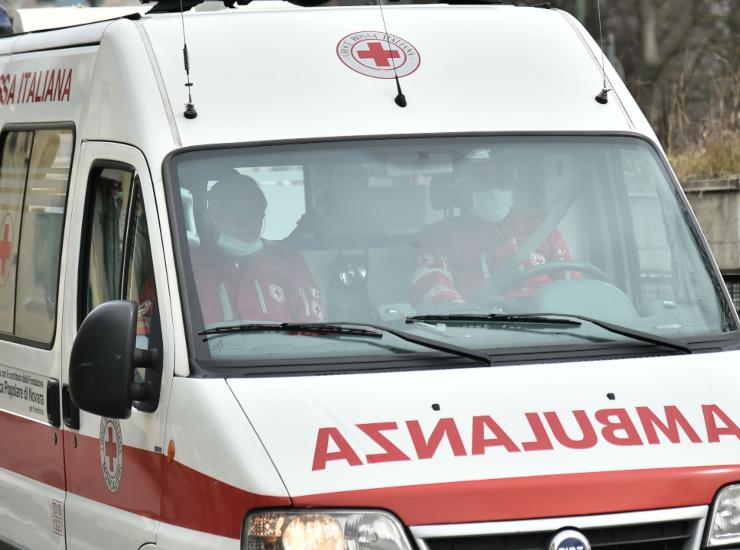 Incidente choc: auto precipita da cavalcavia e atterra in un parco