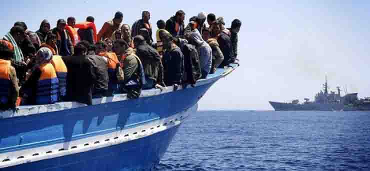 Attilio Lucia si tuffa in mare per bloccare i migranti 