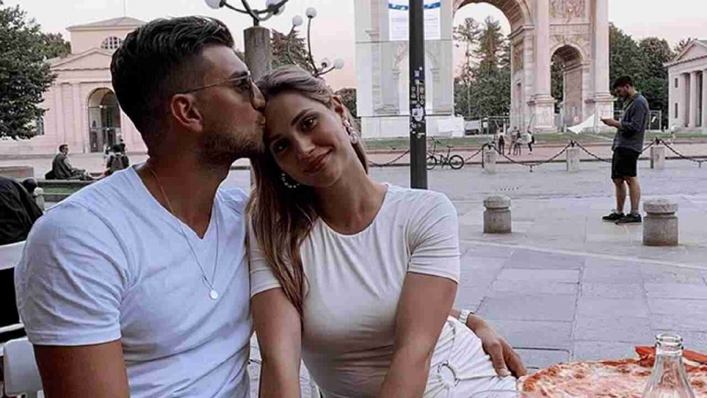 Beatrice Valli e Marco Fantini festeggiano il “kiss day”, ma la foto fa insorgere il web: “Lì un ragazzo è morto”