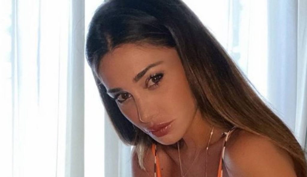 Belèn Rodriguez pazzesca in bikini, i follower: ”Non sei umana” [FOTO]