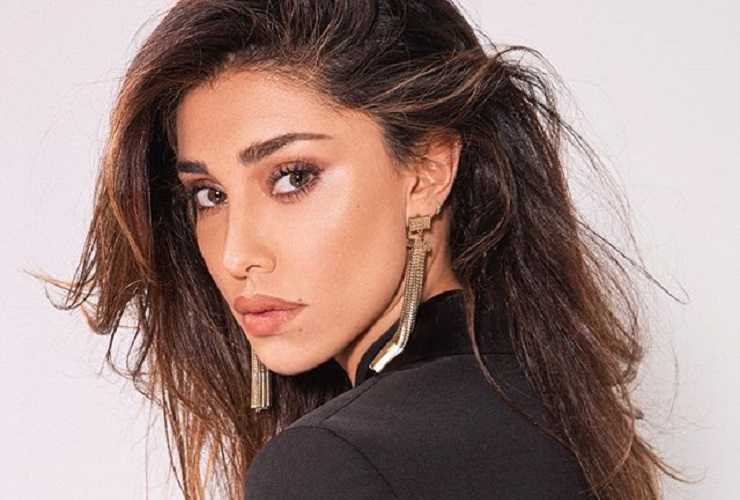 Belen Rodriguez bacia un altro uomo