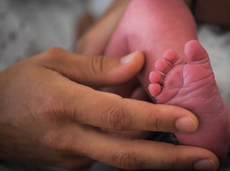 Bimba di 2 anni stuprata mentre era ricoverata con sintomi da Coronavirus