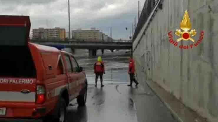 Vigili del fuoco bomba d'acqua Palermo ricerca dispersi