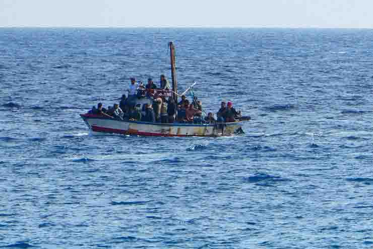 Requisite navi e caserme migranti positivi covid 