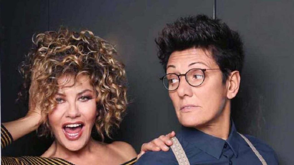 Eva Grimaldi e Imma Battaglia effusioni in alto mare : coccole e curve [FOTO]
