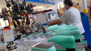Fabbriche in Veneto scarpe rinunciano alle ferie Covid