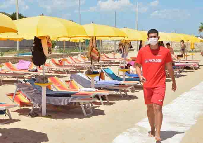 Federalberghi spiaggia vuota turismo calo