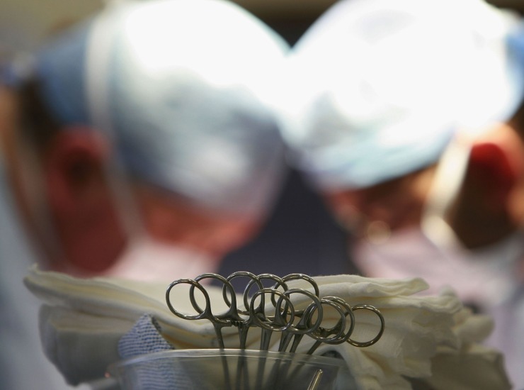 Gemelle siamesi unite alla testa, separate al Bambin Gesù: primo caso in Italia