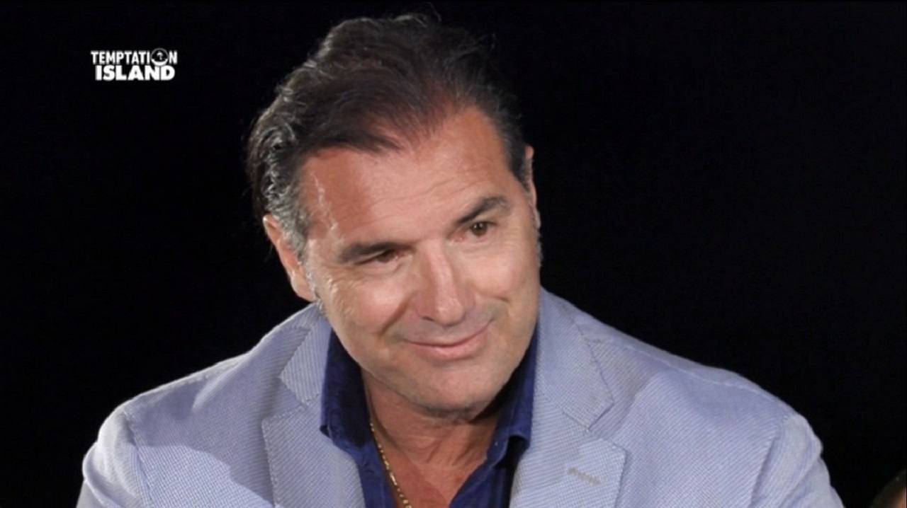 Lorenzo Amoruso guida nel villaggio