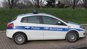 Migranti squartano pecora nel cortile del centro di accoglienza