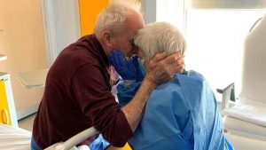 Morta Rosa, la cui foto col marito fu tra i simboli della pandemia