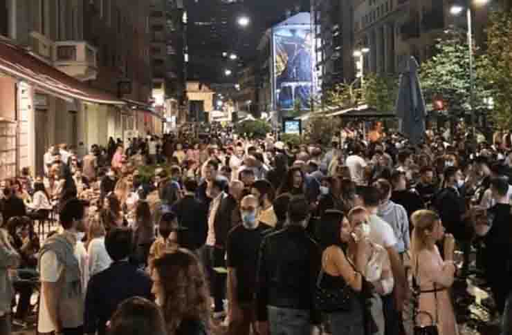 Movida Milano Navigli no mascherine e assembramento