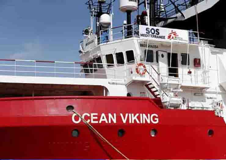 Ocean Viking spostati gli immigrati sulla Moby Zazà quarantena covid