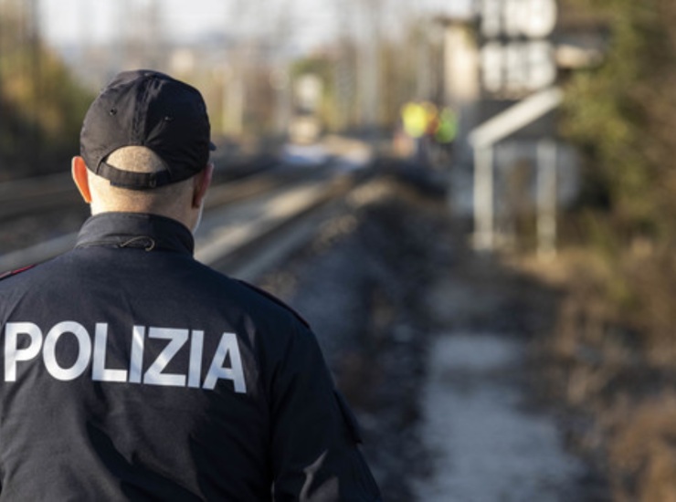 Scorda l'eroina sul treno e chiede ai poliziotti di riprendergliela: denunciato