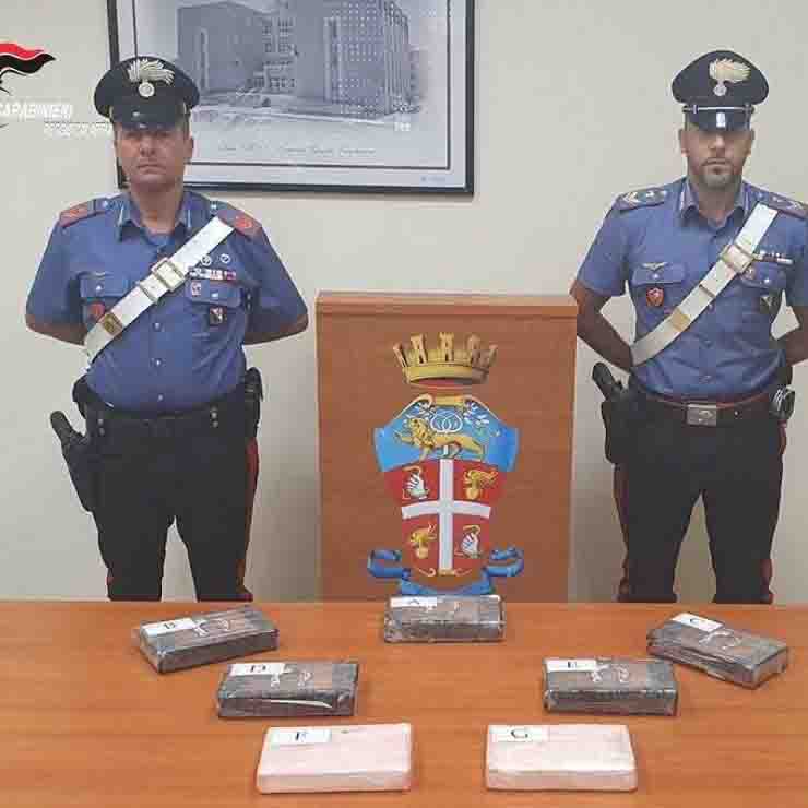 Poliziotto arrestato mentre andava in vacanza con famiglia, trasportava 7,5 kg di cocaina