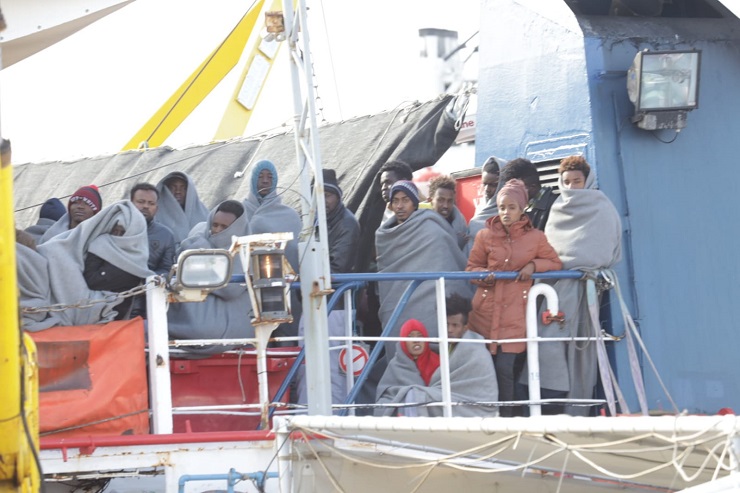 Requisite navi e caserme per migranti positivi covid
