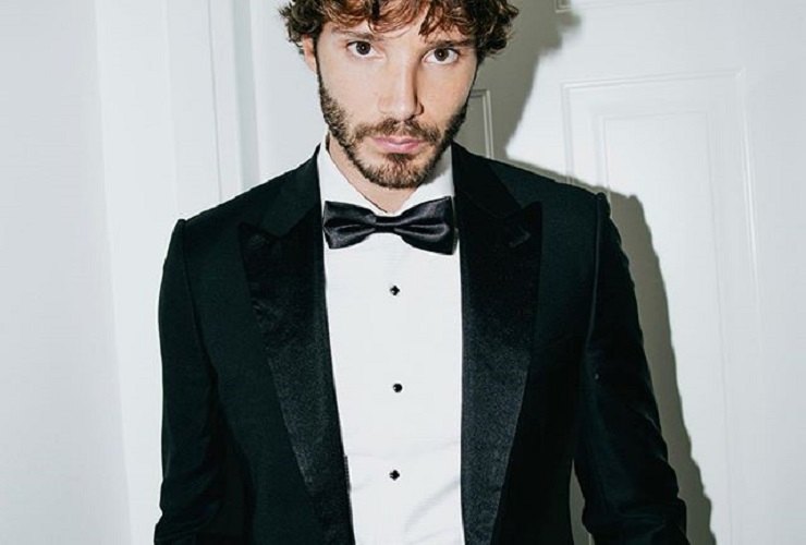 Stefano De Martino sempre distratto