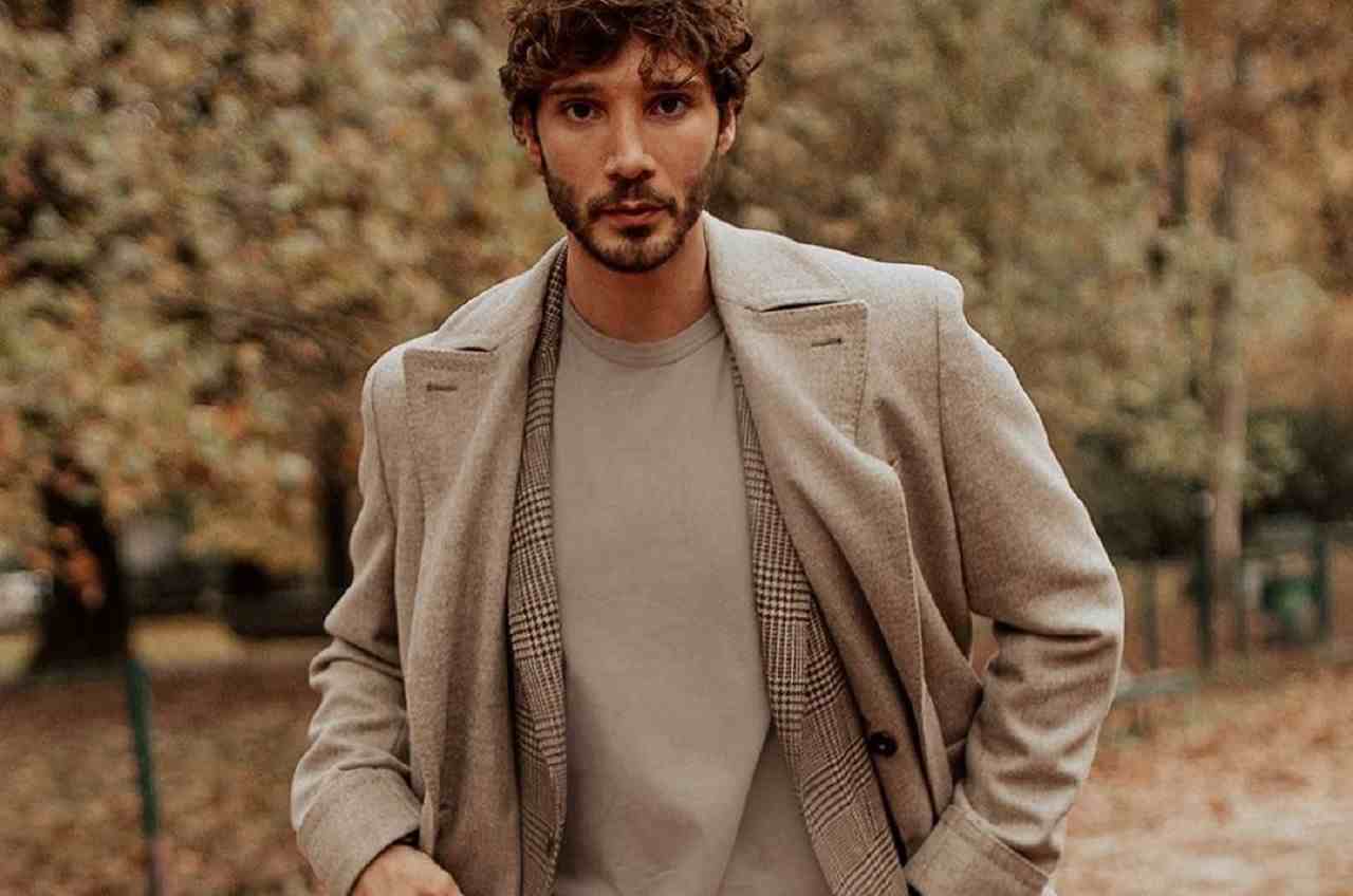 Stefano De Martino sempre distratto