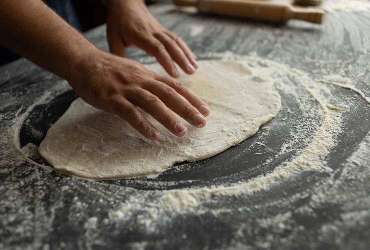 Stendere impasto pizza con le mani-Meteoweek.com