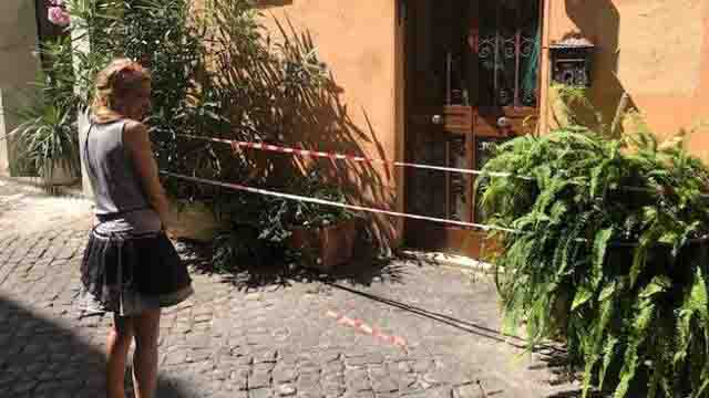 Paura a Trastevere sputano sulle maniglie per attaccarti il covid