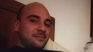 Trova ex compagna con un altro, precipita dal sesto piano e perde la vita